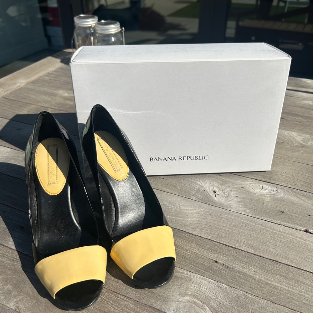 Banana Republic Black and beige Women's Shoes